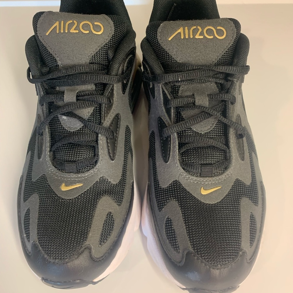 Nike Air 200 boys 5.5Y black/gold